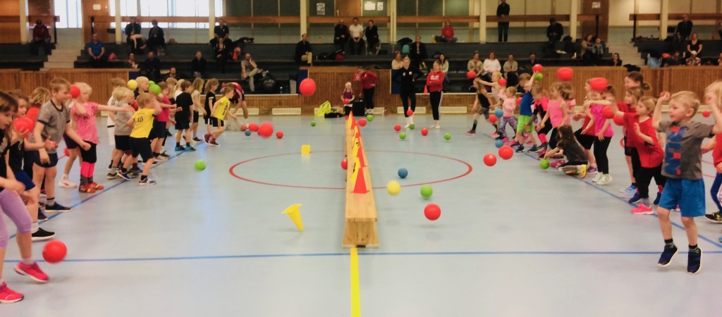 Samling med Handbollskolan i hallen