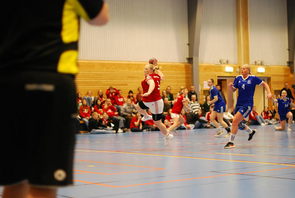”Vi måste fortsätta tro på vårt spel samtidigt som vi vågar slappna av och ha kul” säger lagkapten Therese Strand