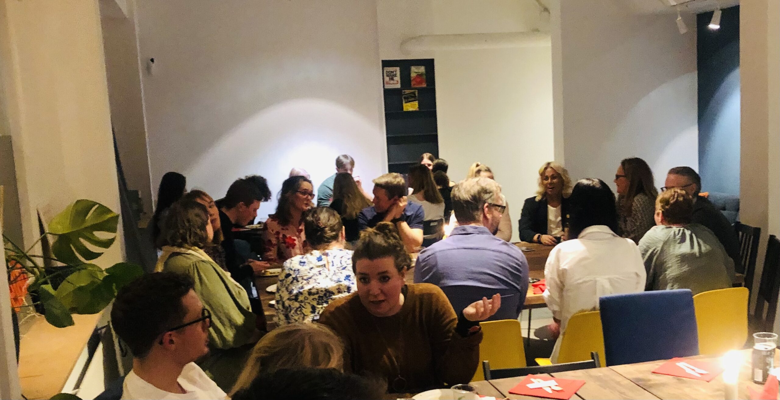 Publik och spelare i Västertorpshallen