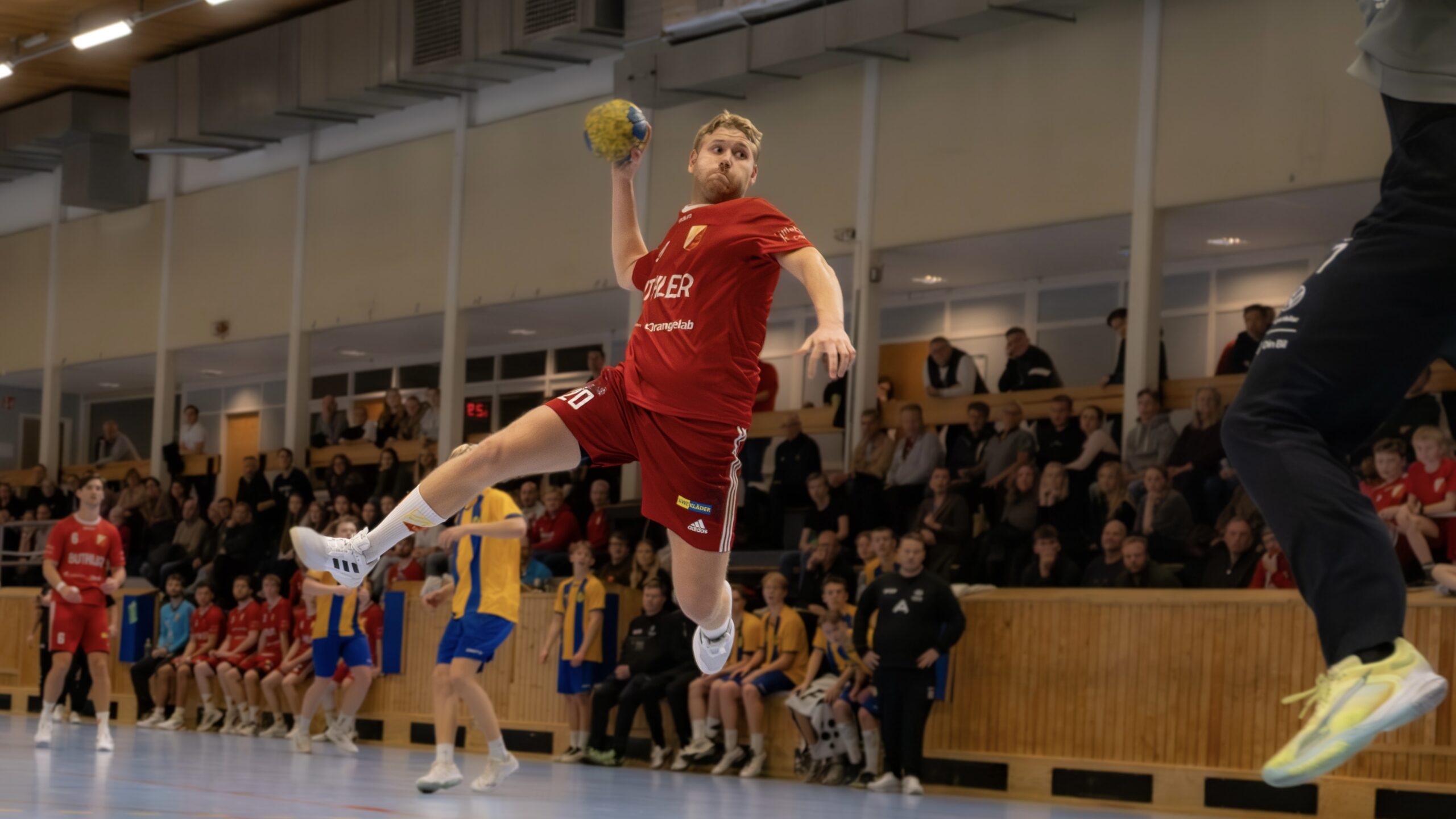 Herrarna krossade Cliff borta och tog revansch