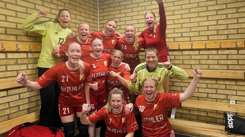Stark första halvlek gav premiärseger för Damer A